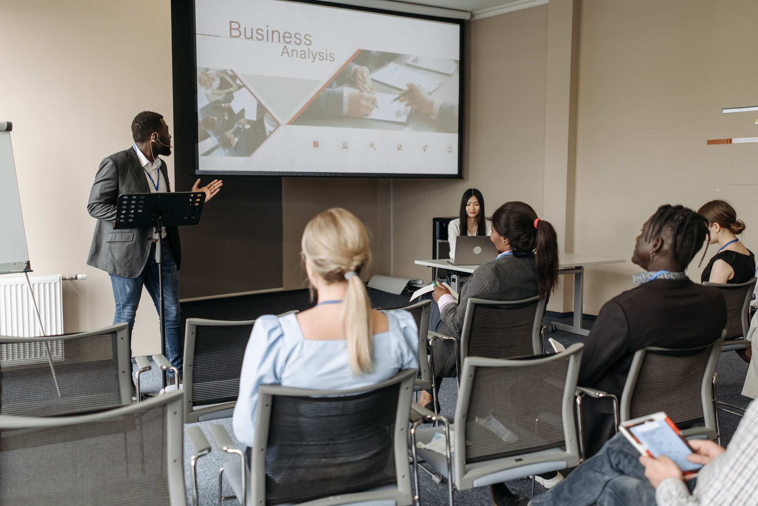 Schulungsraum mit Präsentation und Teilnehmenden, seminar presentation