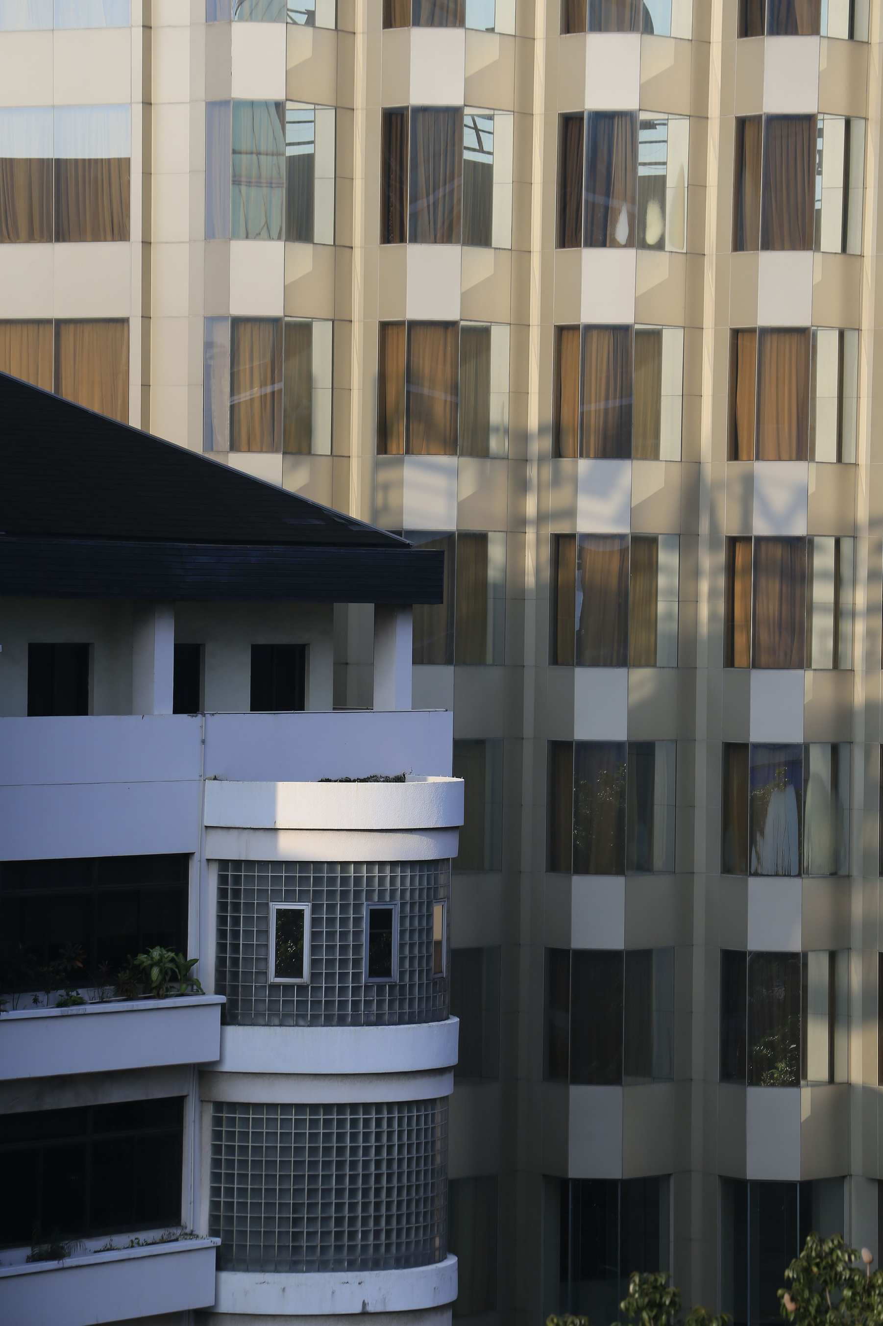 Städtische Bürofassade mit beleuchteten Fenstern, modern architectural facades and glass windows